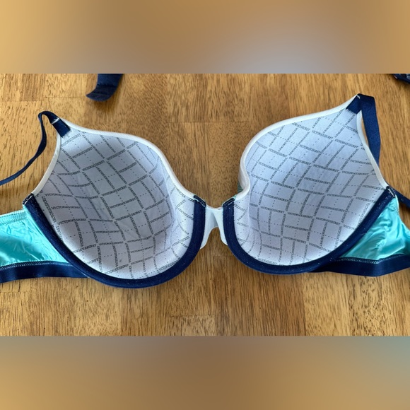 Victoria Secret Bra - Picture 2 of 3